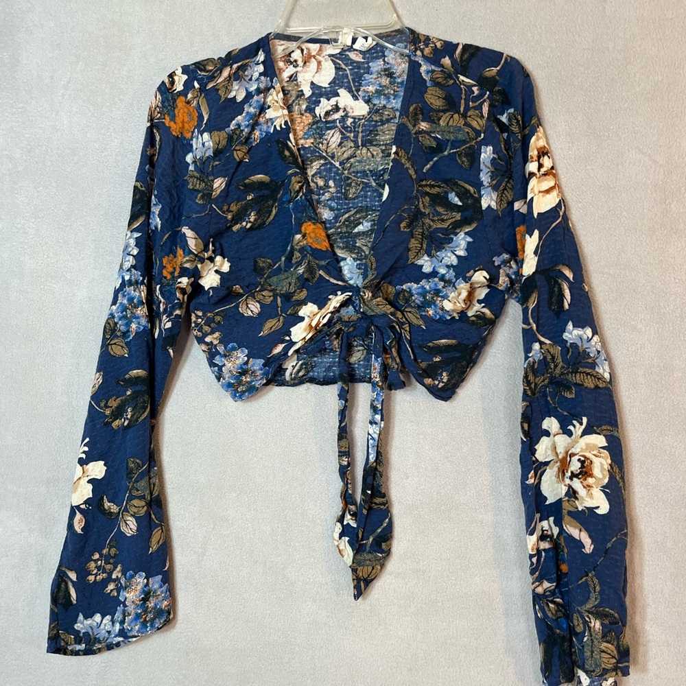Sky & Sparrow Large Floral Tie-Front Blue Shrug.
